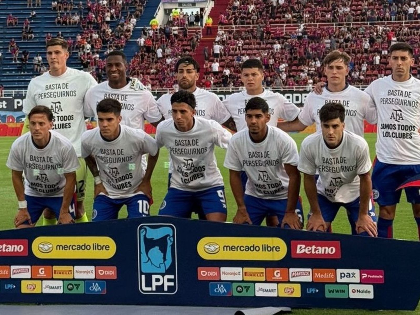 San Lorenzo e Instituto salieron con una remera en apoyo a la AFA y los hinchas insultaron a Chiqui Tapia