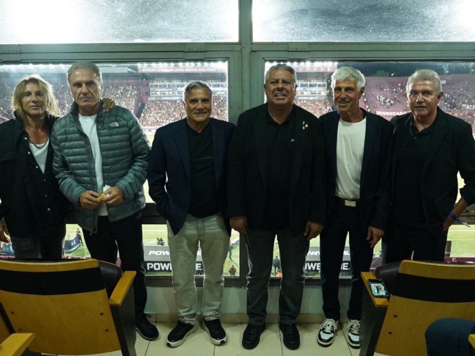 Tapia, junto a los campeones del mundo en Lanús después de otra jornada complicada :: Olé