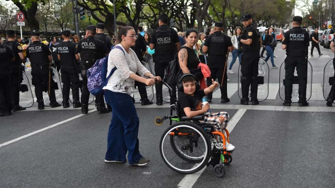 Trabajadores del Garrahan marchan al Congreso contra la reforma laboral y los despidos