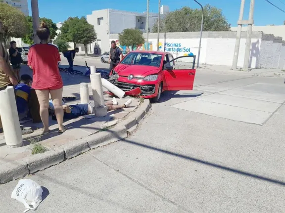 Trelew: Pareja hospitalizada tras violento choque entre moto y auto 