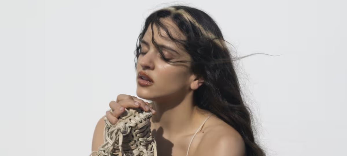 Un Rolls Royce en llamas y levitaciones en el desierto: Rosalía estrena el videoclip de ‘Sauvignon Blanc’ | Cultura