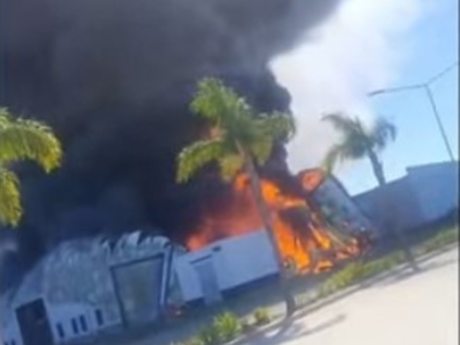 Un incendio destruyó depósitos de electrónica y vinos en un parque industrial en Tigre