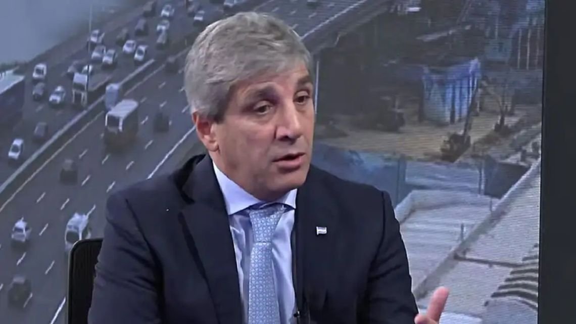 «Yo no compré nunca en mi vida ropa en Argentina», la frase de Luis Caputo para criticar a la industria textil