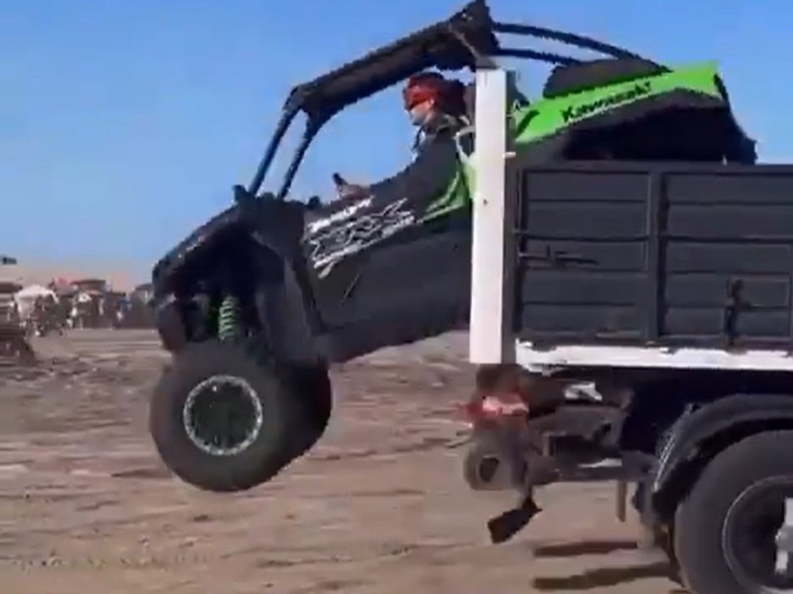 bajó con un UTV de un camión en movimiento, el video se viralizó y le confiscaron los dos vehículos