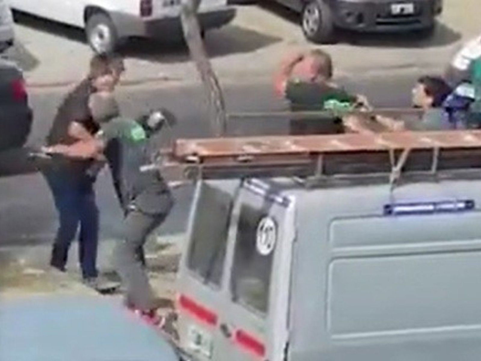 discutieron, se quiso defender con un rifle y lo desmayaron con una llave de tuercas