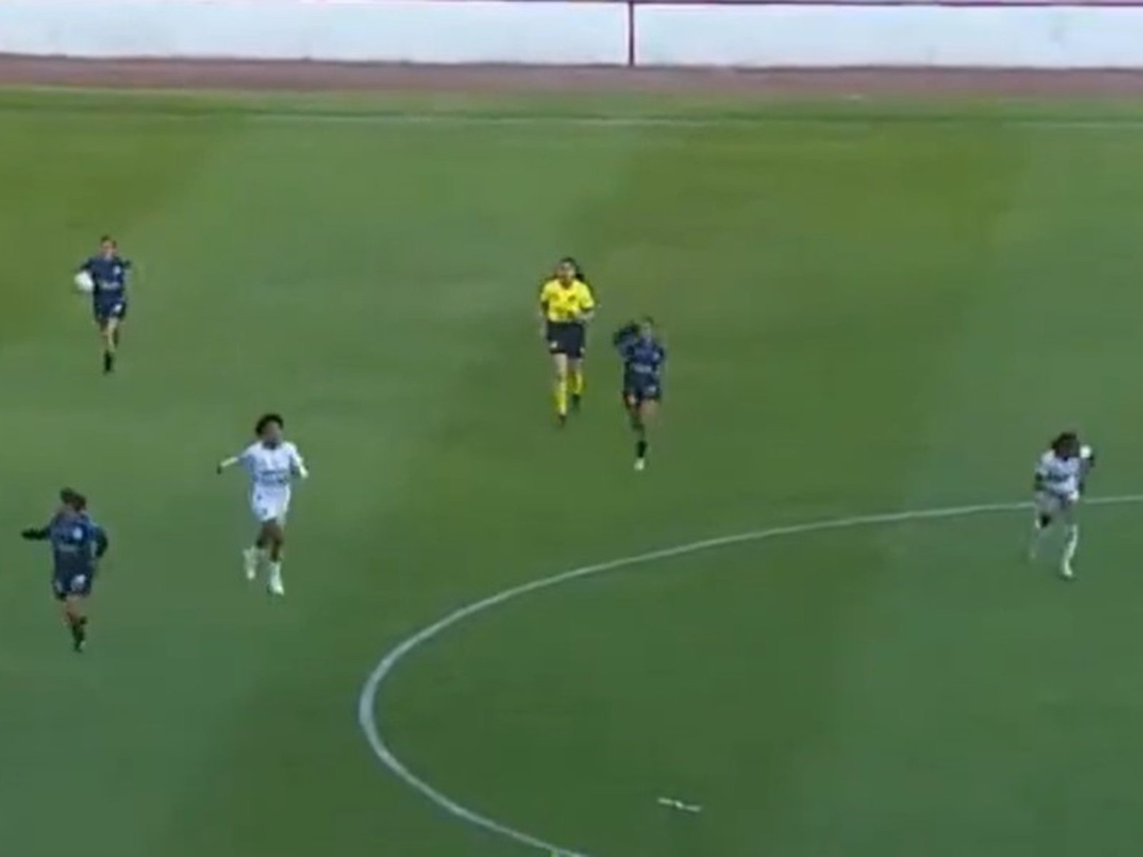 el impactante video de 22 jugadoras aterradas en un partido de fútbol por temor a un ataque narco