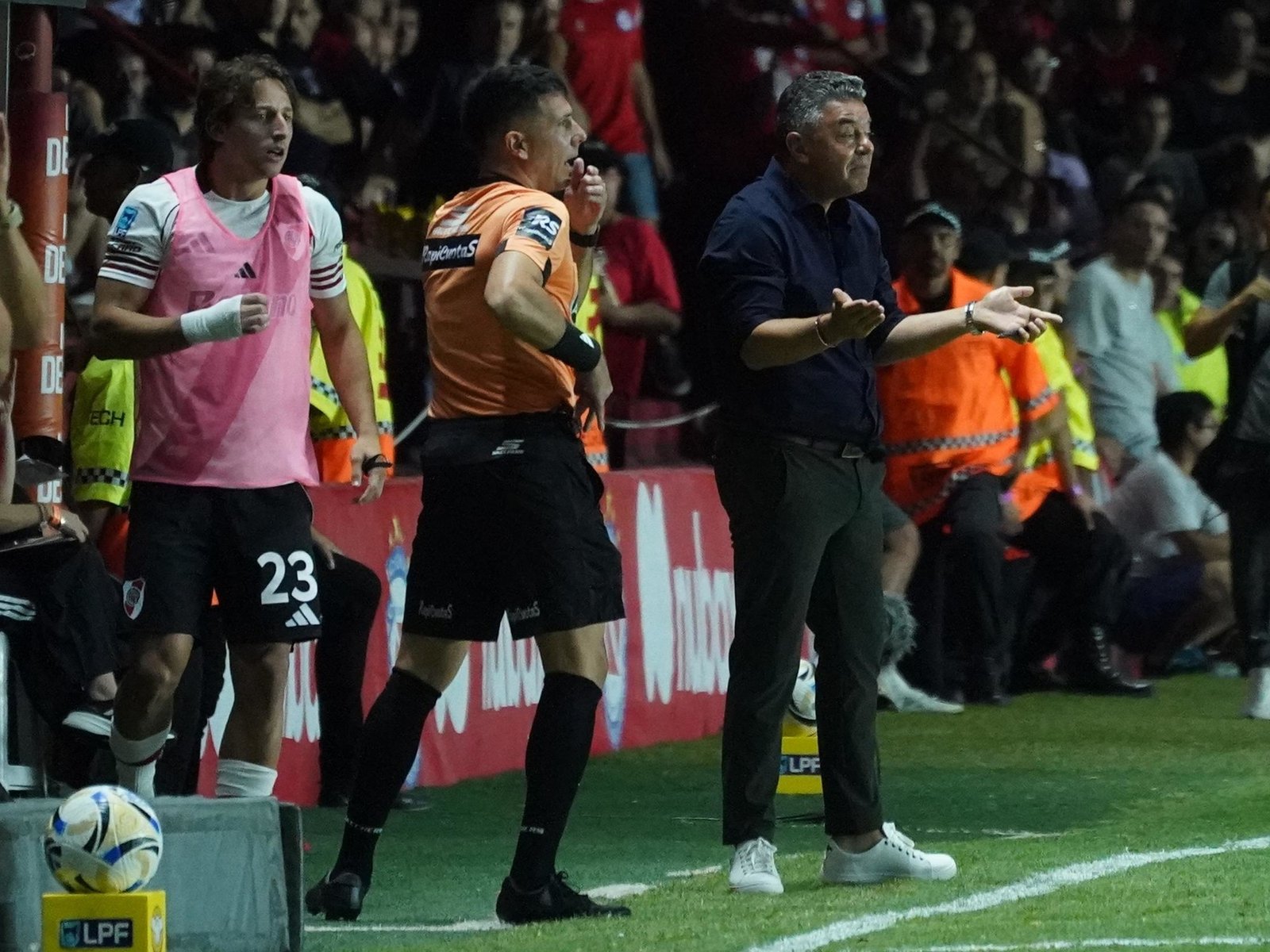 el reverso del héroe y la obligación de reinventarse para no quedar atrapado en su propia estatua