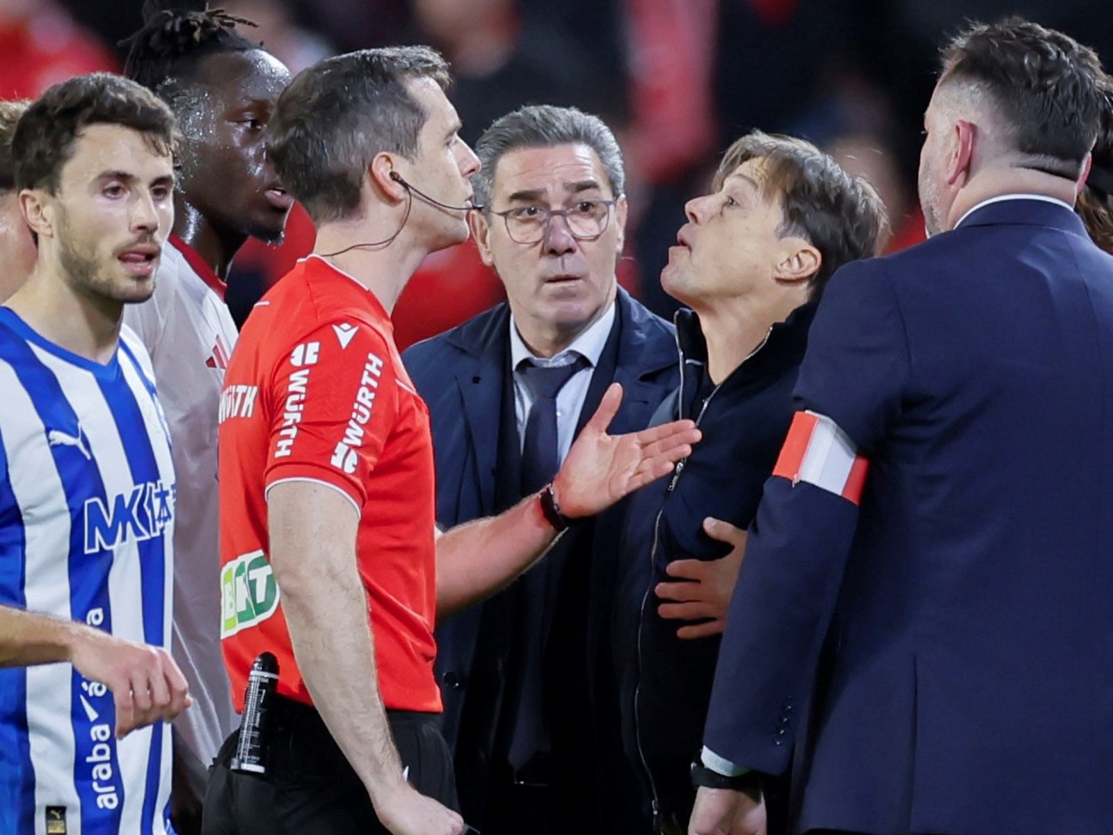 explotó contra el árbitro tras ser expulsado en el empate de Sevilla y Alavés