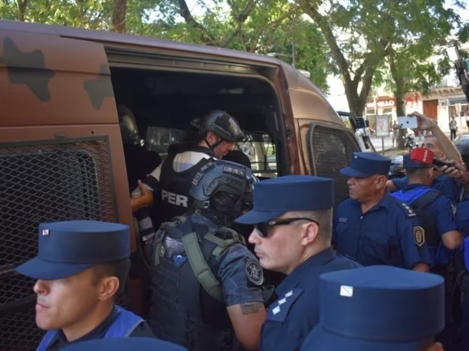 gritos por el femicidio de su expareja y su exsuegra y más detalles del crimen del remisero