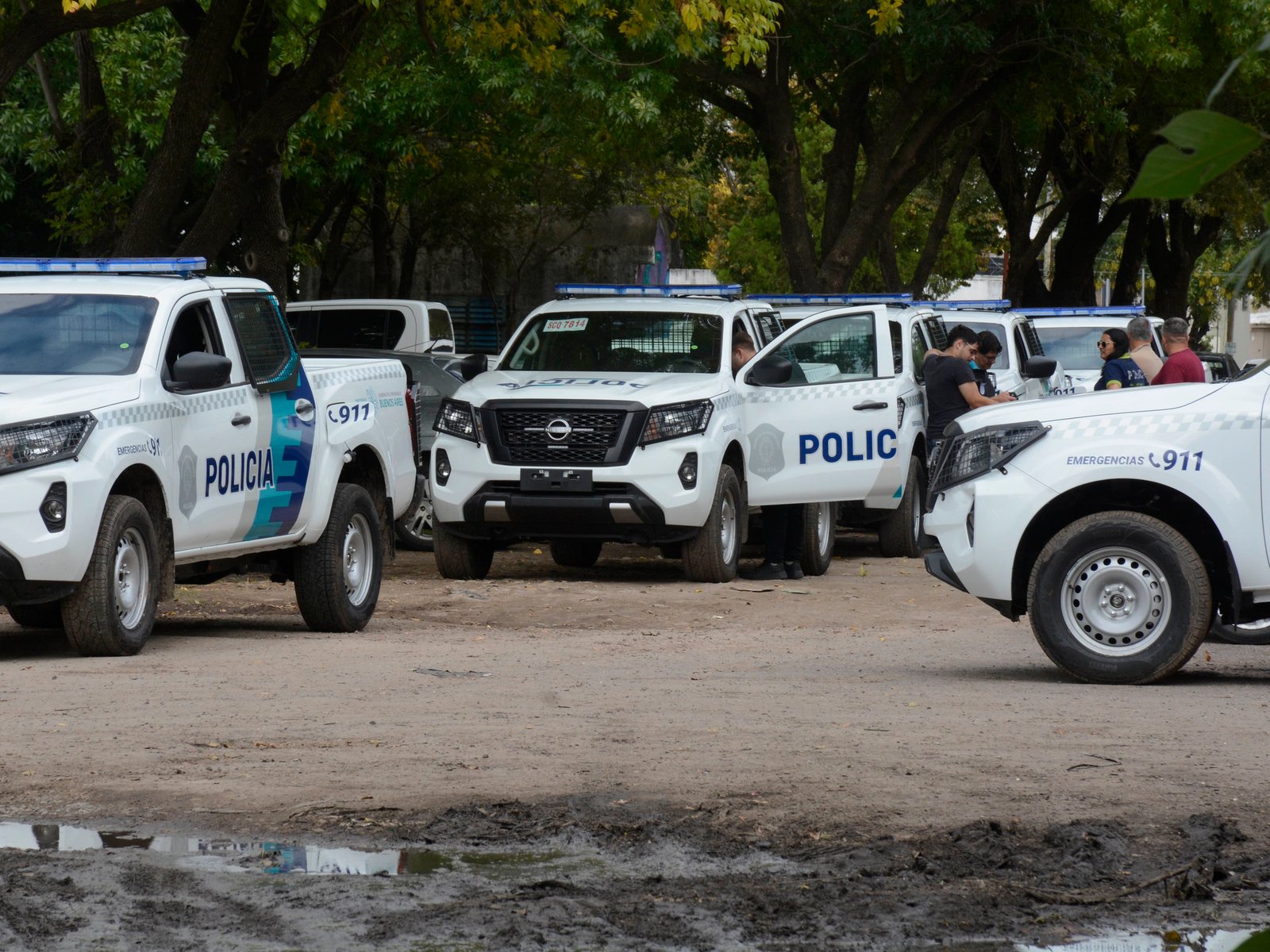 hallan muertos a una mujer y su hijo y creen que la pareja de ella los mató y se suicidó