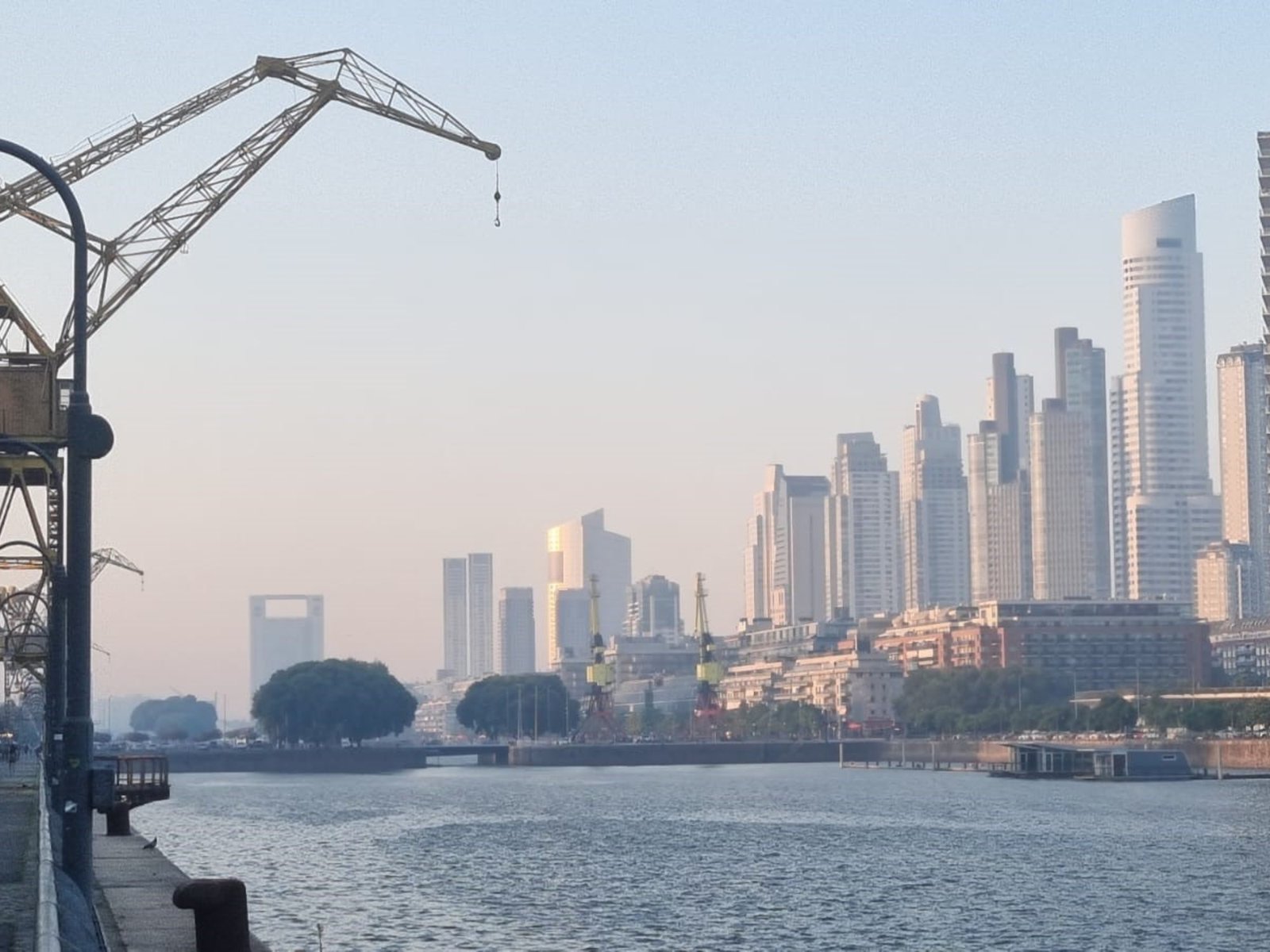 hallan un cuerpo flotando en uno de los diques e investigan las causas de la muerte