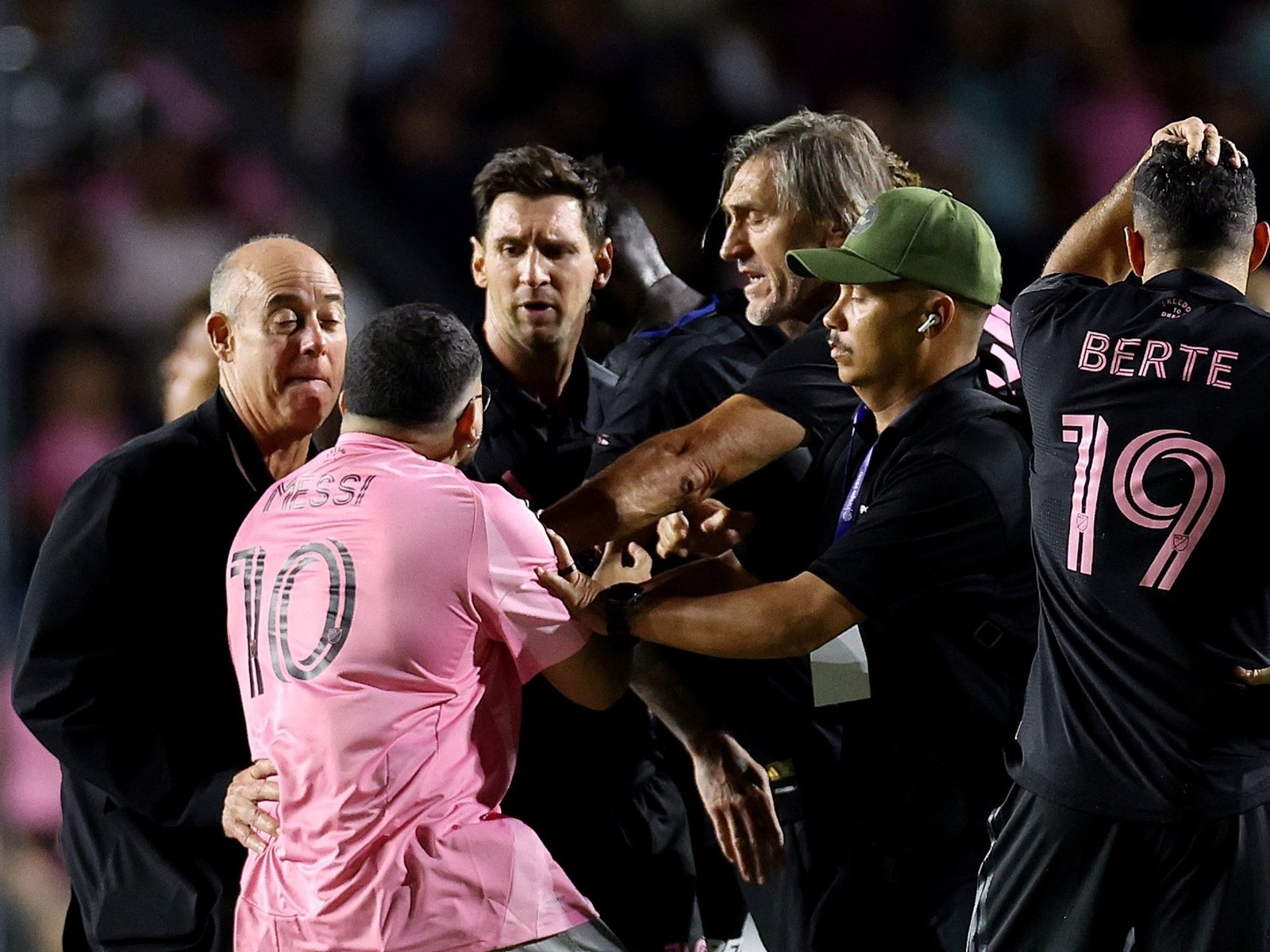 hizo un golazo de penal para Inter Miami pero un hincha lo tackleó y tiró al piso a tres meses del Mundial 2026