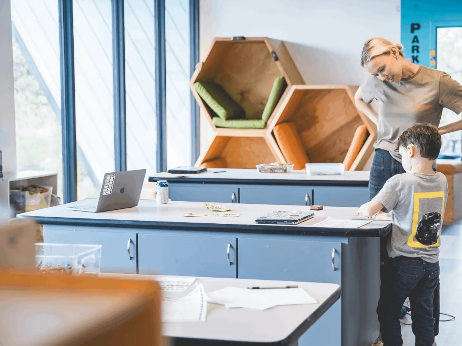 la escuela en la que hay sólo dos horas de clase por día y el profesor es un algoritmo