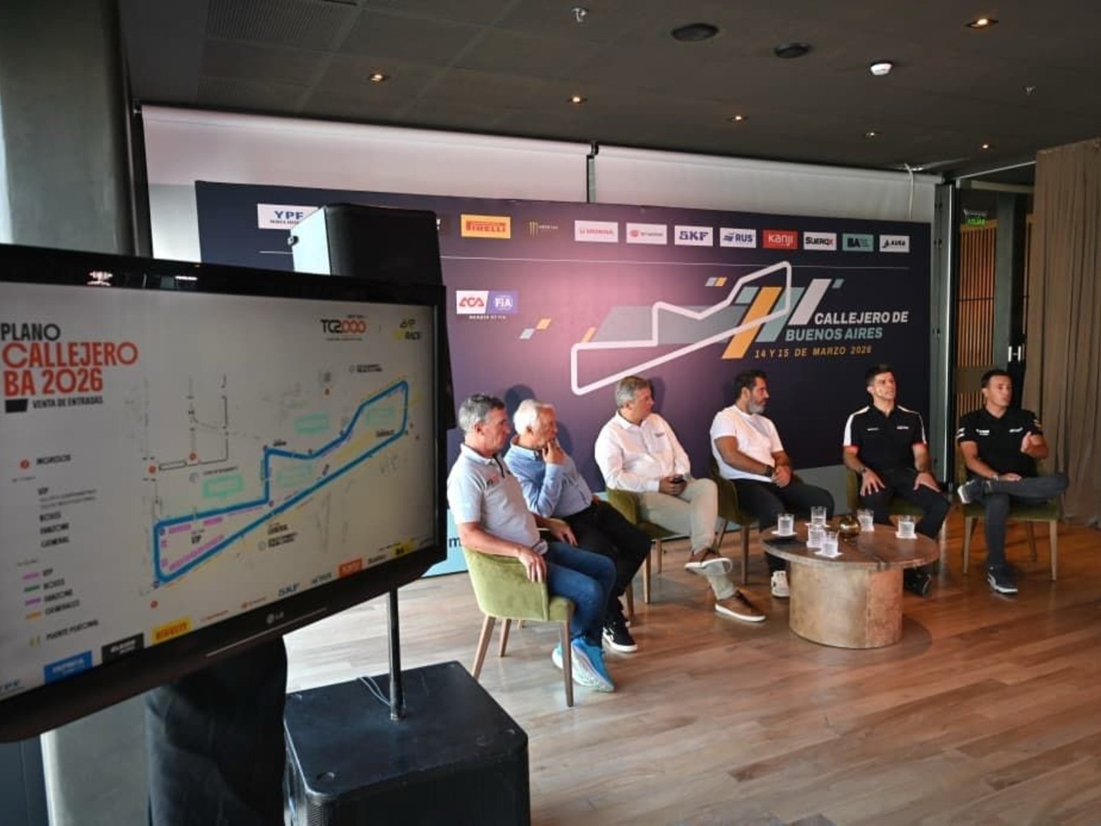 largas rectas, una montaña rusa de fondo y autos a más de 240 km/h