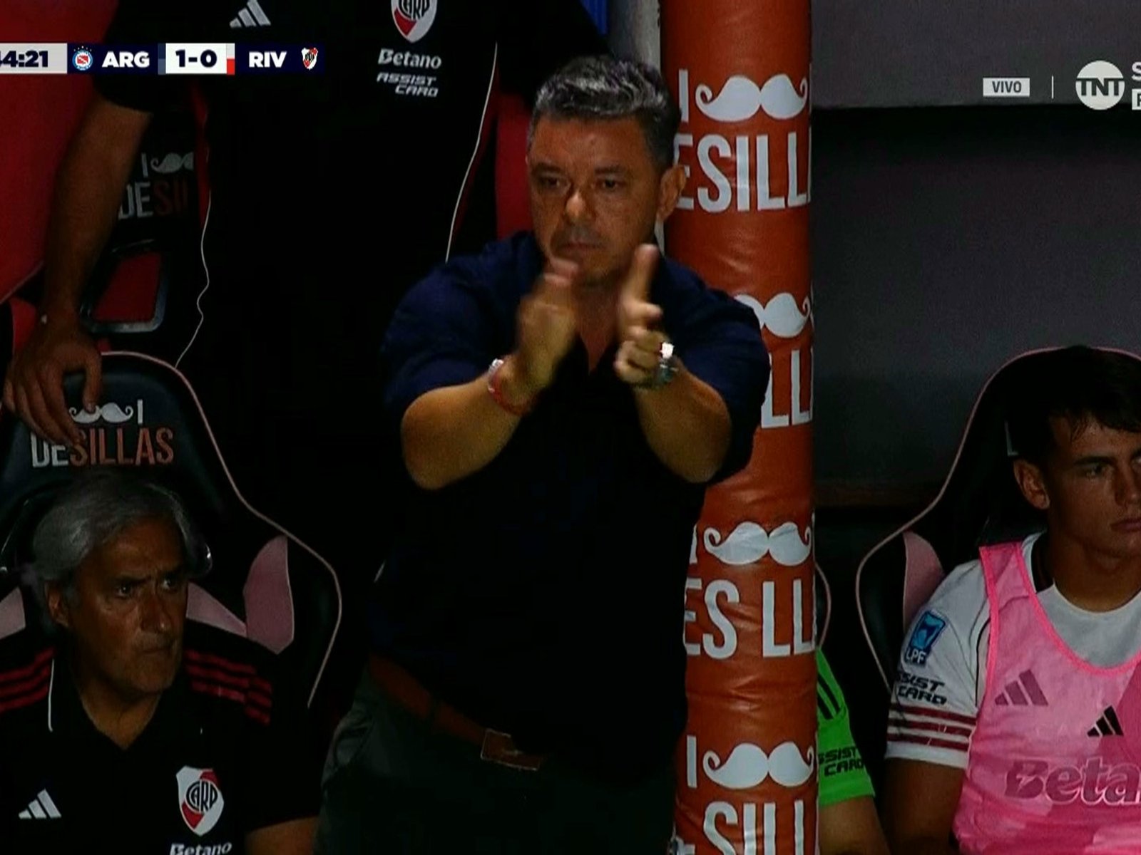 lo echaron por aplaudir al árbitro Merlos, con quien ya había tenido un encontronazo