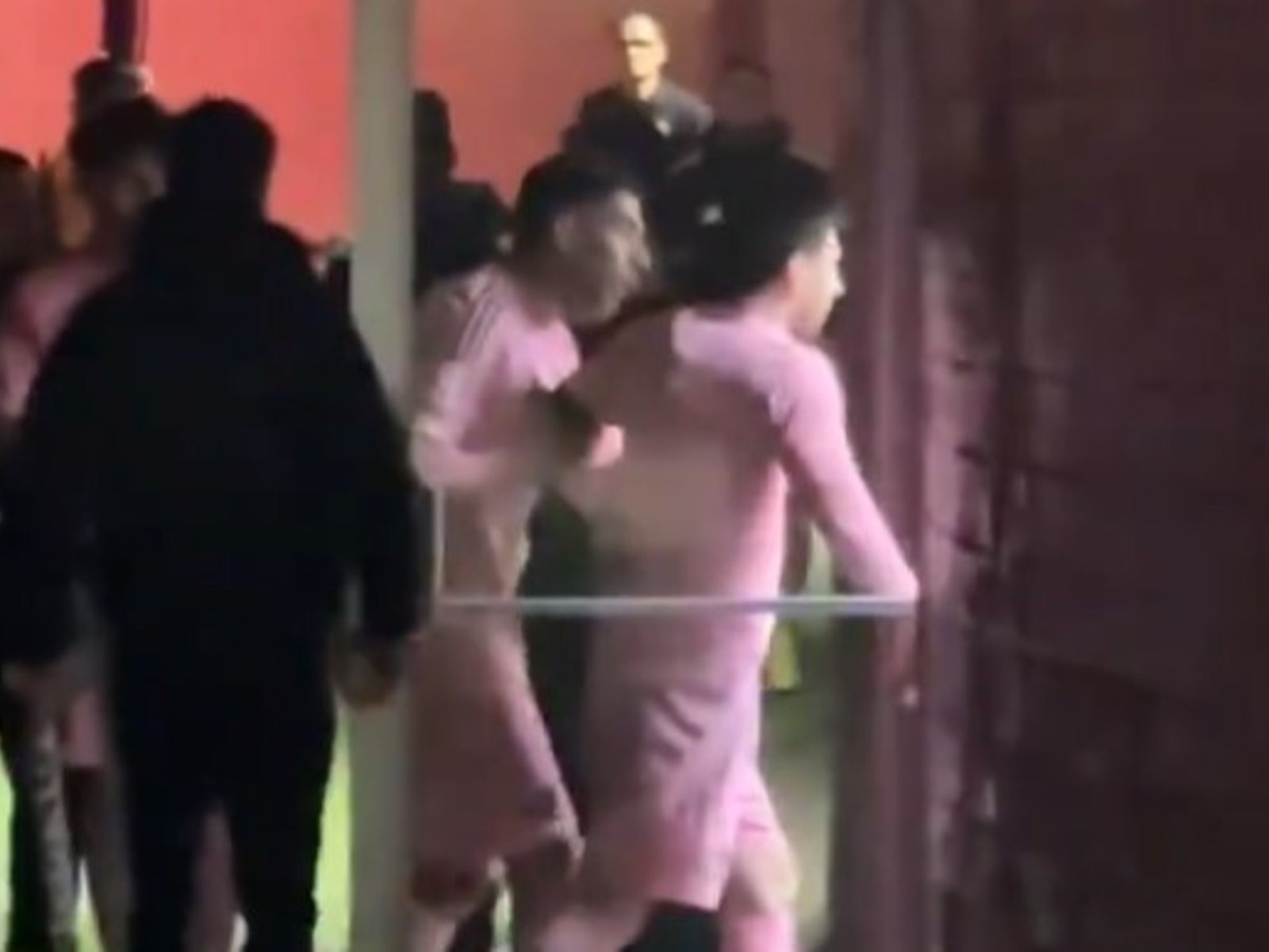 lo fue a buscar a su vestuario y lo tuvo que frenar Luis Suárez