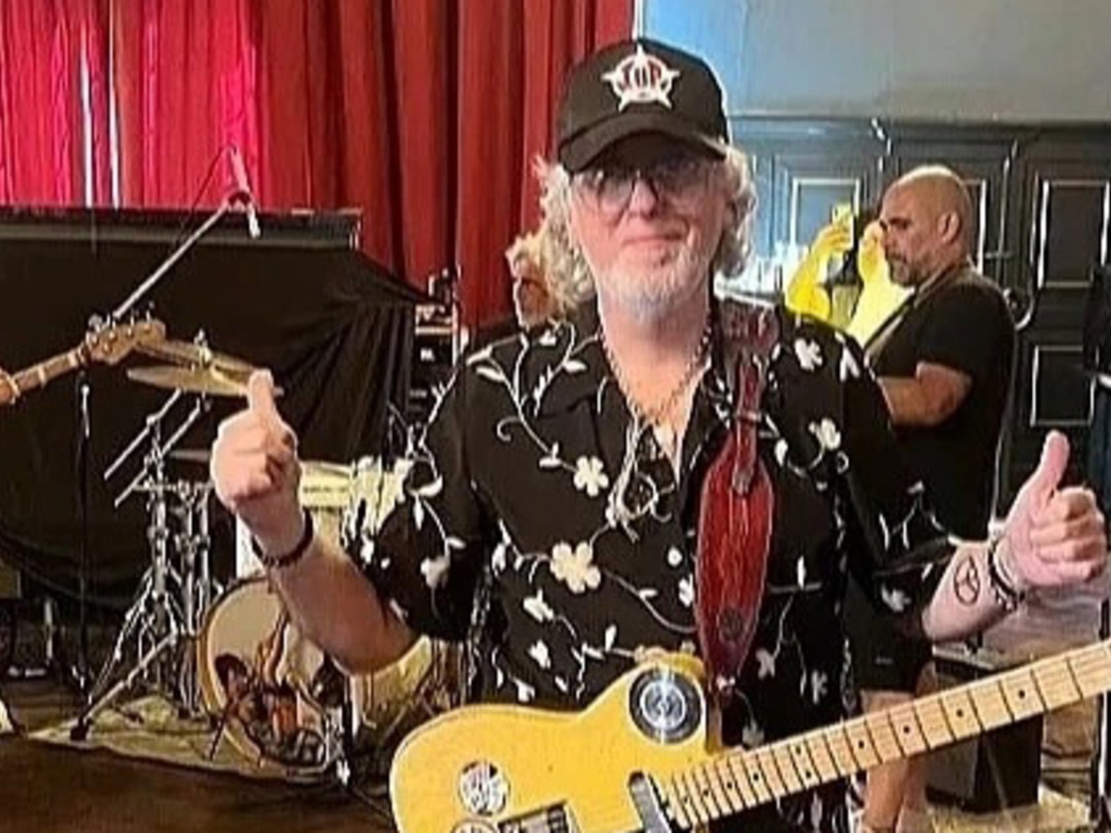 lo golpearon en su departamento, lo ataron y se llevaron sus guitarras