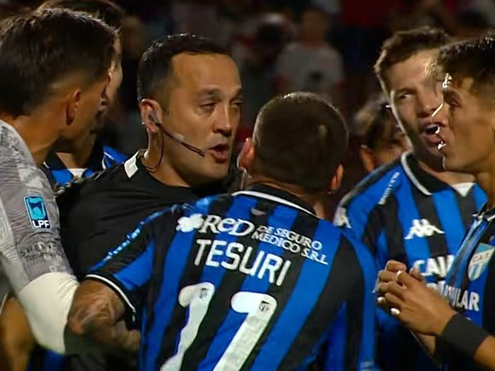 protestó por un penal para Instituto y Pablo Toviggino cruzó al presidente