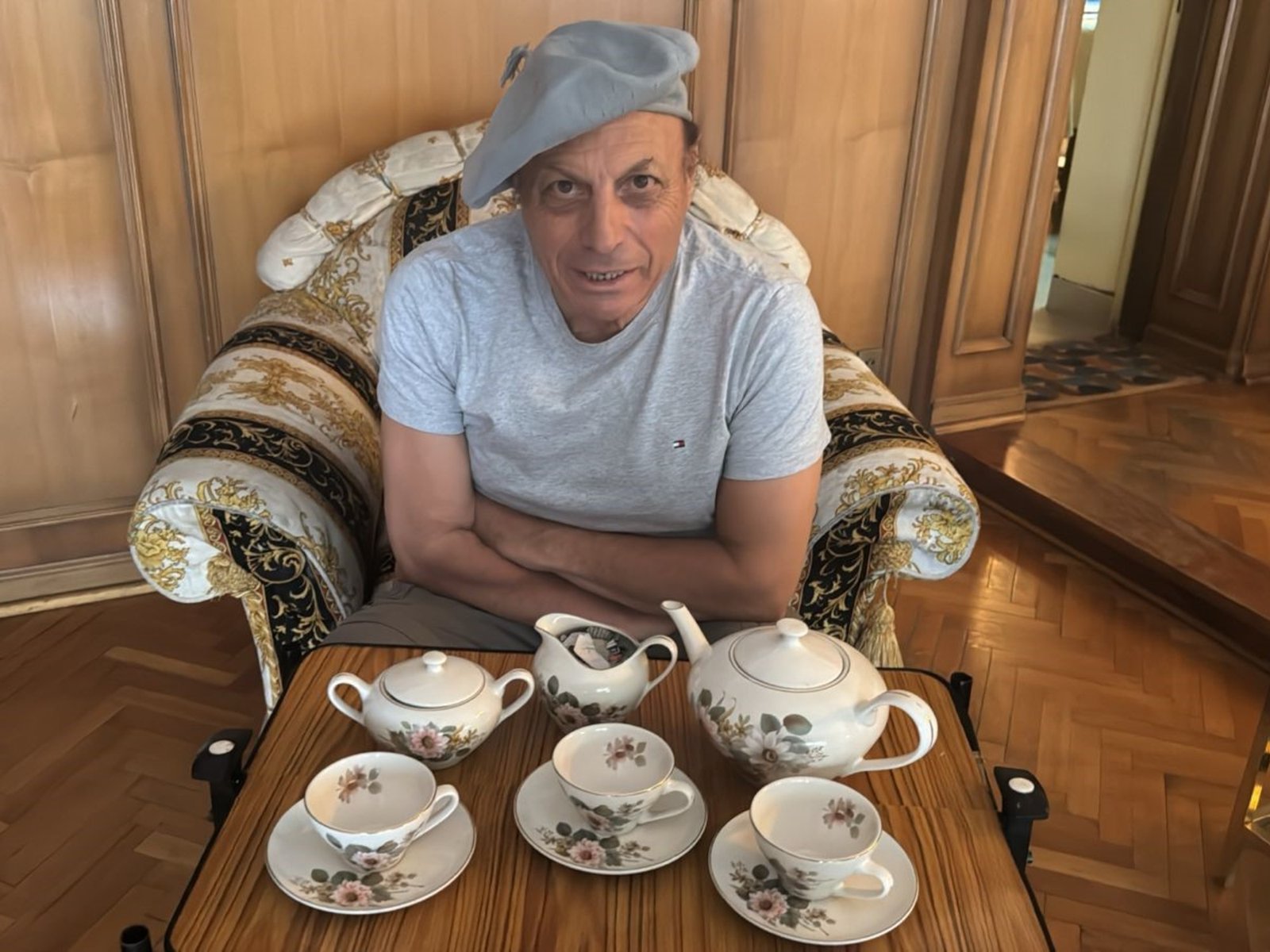 quién es el curioso coleccionista que compró el juego de té de Yiya Murano