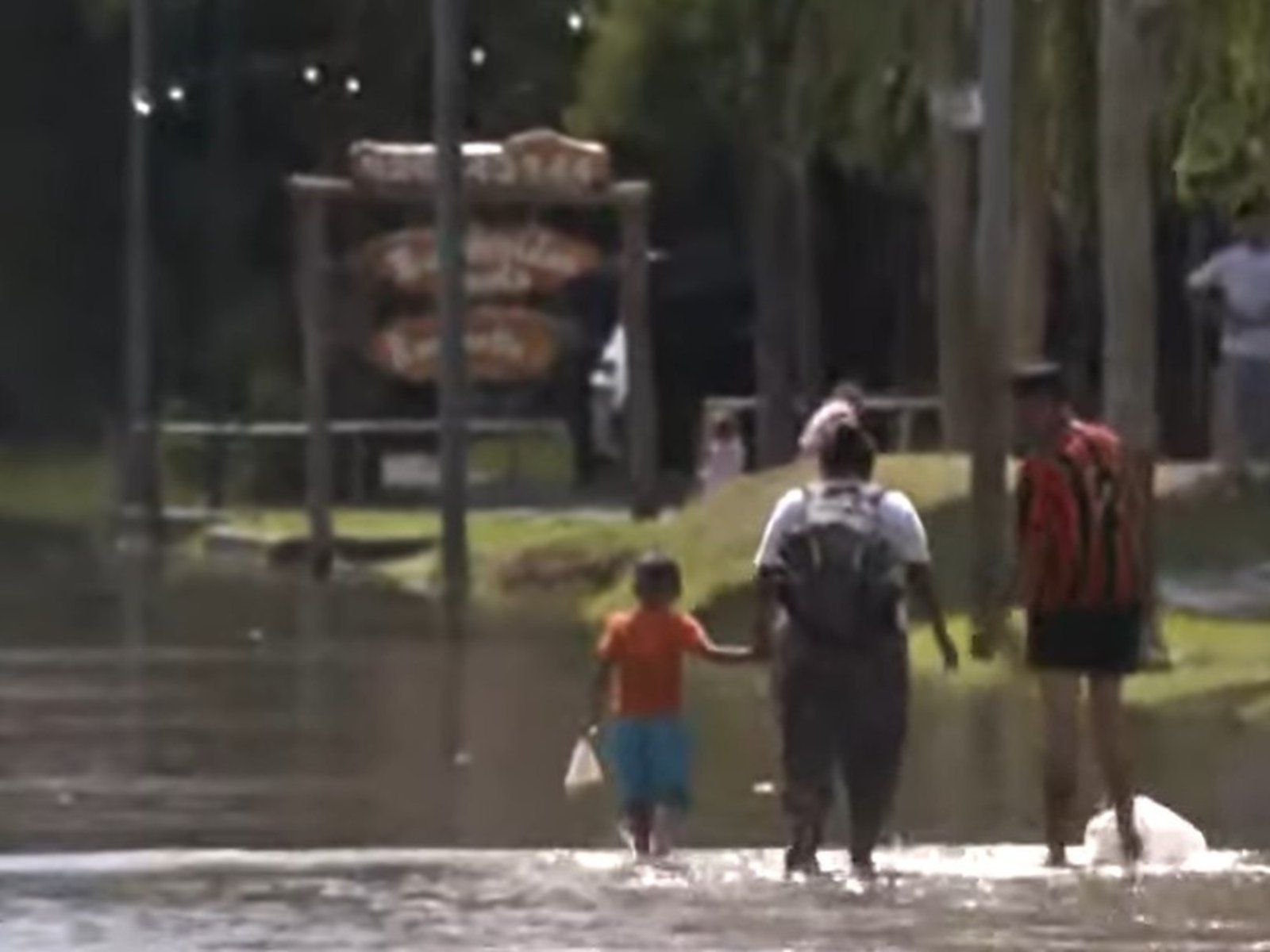 se espera un pico encima de los 3 metros y aún hay calles anegadas en el GBA por el temporal