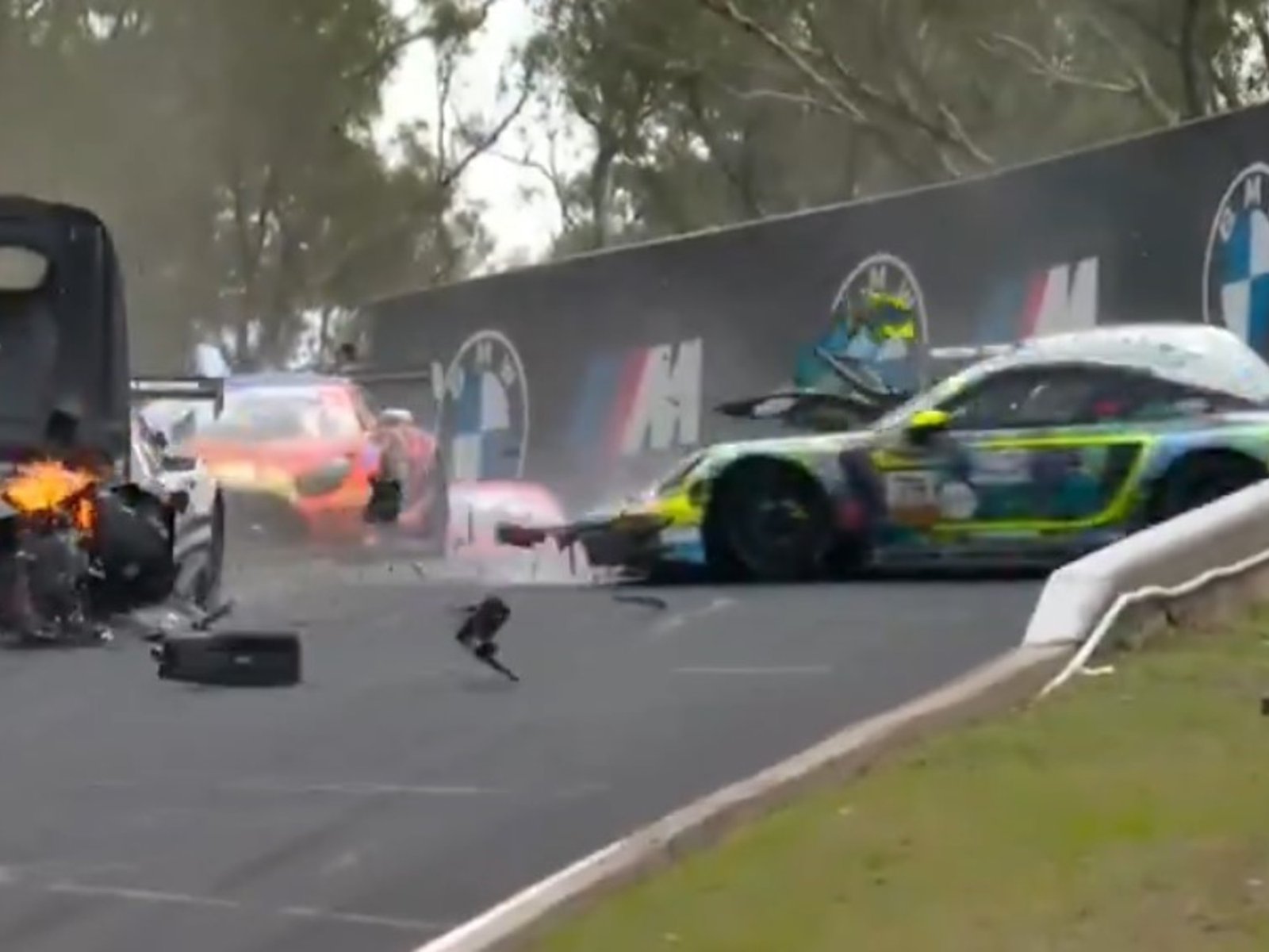 un canguro fue atropellado a 250 km/h y cuando volvieron a correr dos autos protagonizaron un choque estremecedor