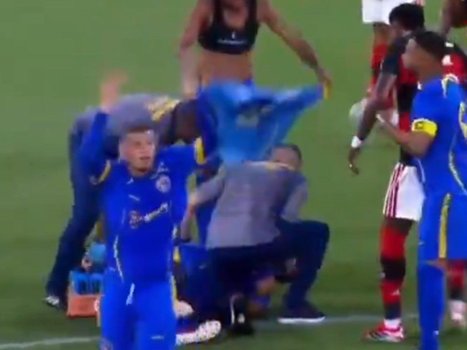 un futbolista rival del Flamengo se desplomó, convulsionó y fue trasladado al hospital en Río de Janeiro