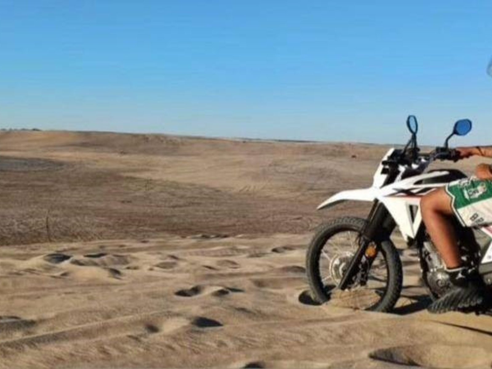 un joven de 28 años murió al caer con su moto desde un médano