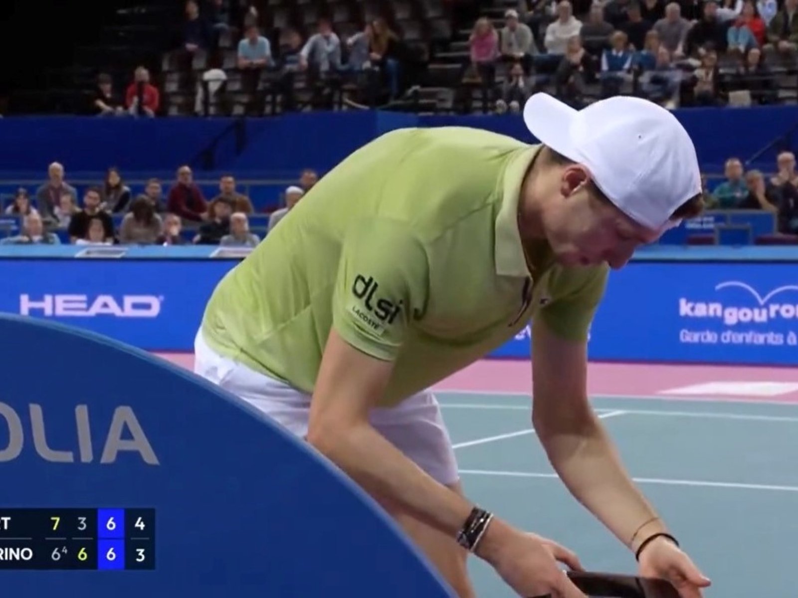 un jugador superaba a su rival, fue a mirar el celular y no volvió a ganar un punto