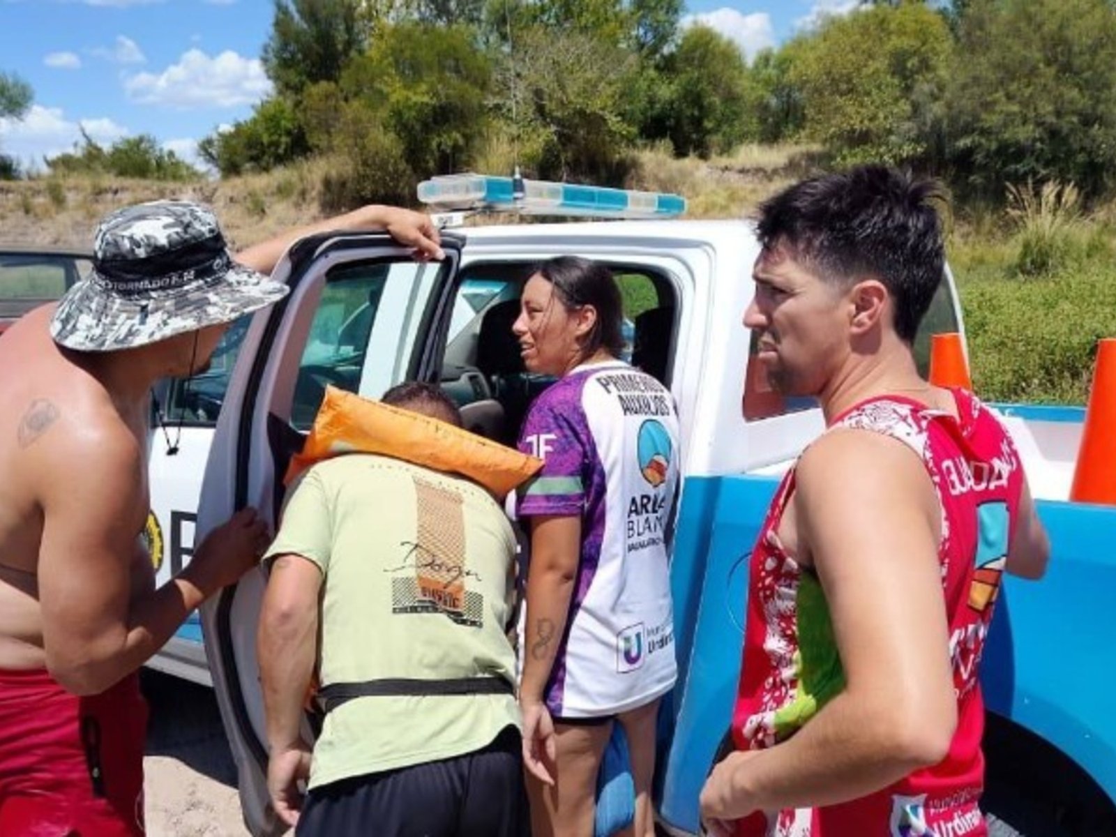 un nene cayó al agua, la corriente lo arrastró y un policía logró salvarlo