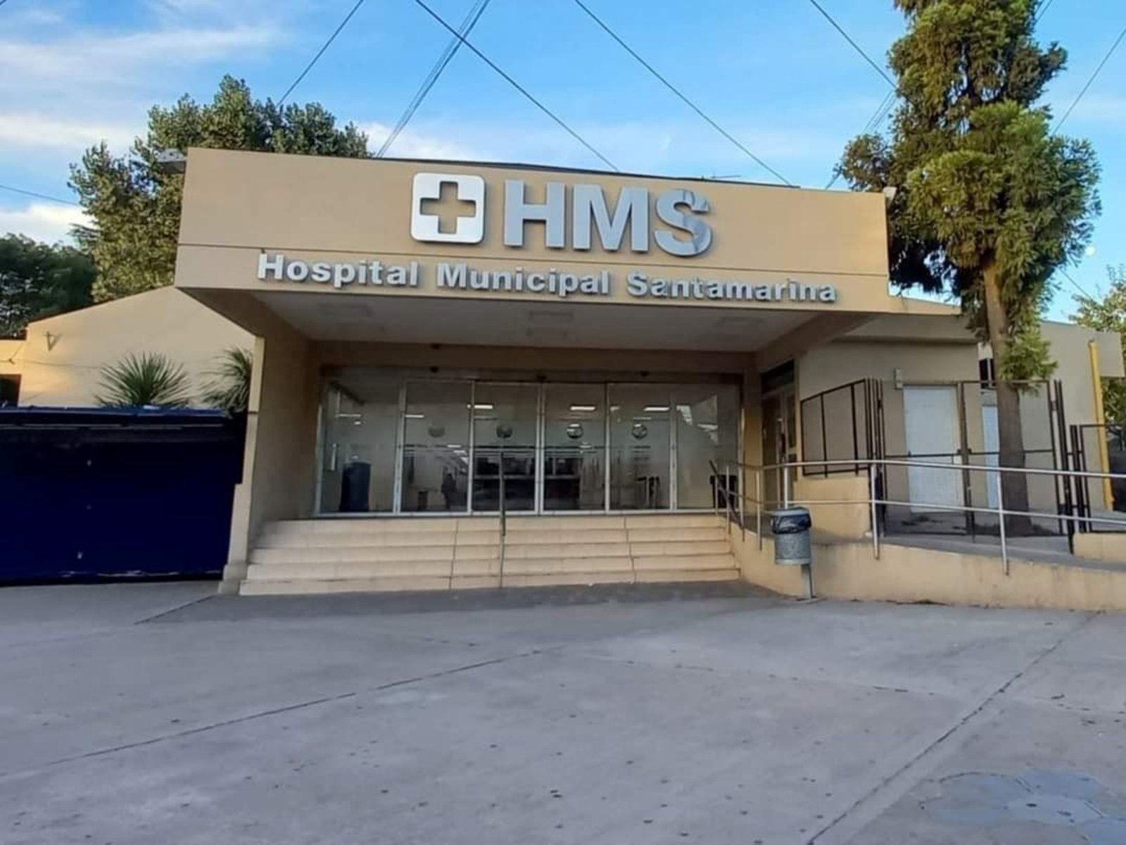 una mujer golpeó a los médicos de guardia porque no la atendían