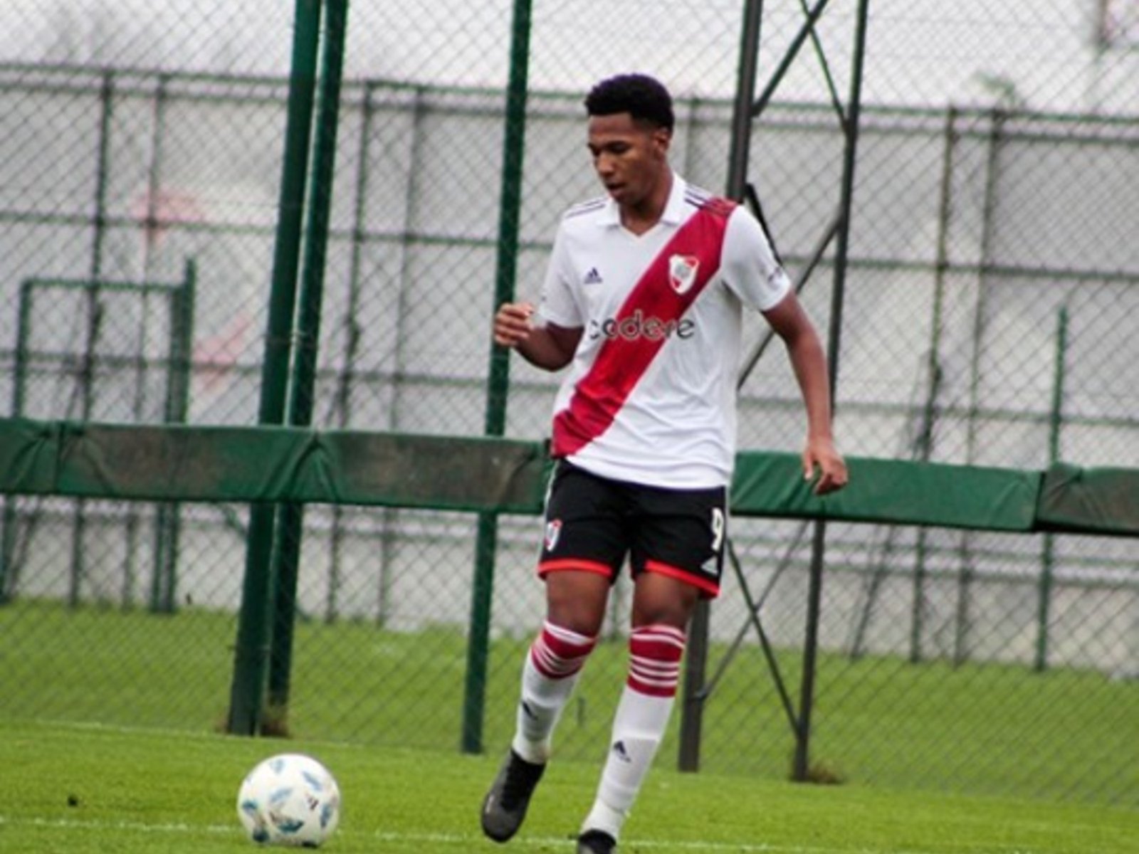 ¿Gallardo tiene los goles en la Reserva? El delantero nigeriano que debutó como titular y convirtió en la goleada vs Gimnasia de Mendoza