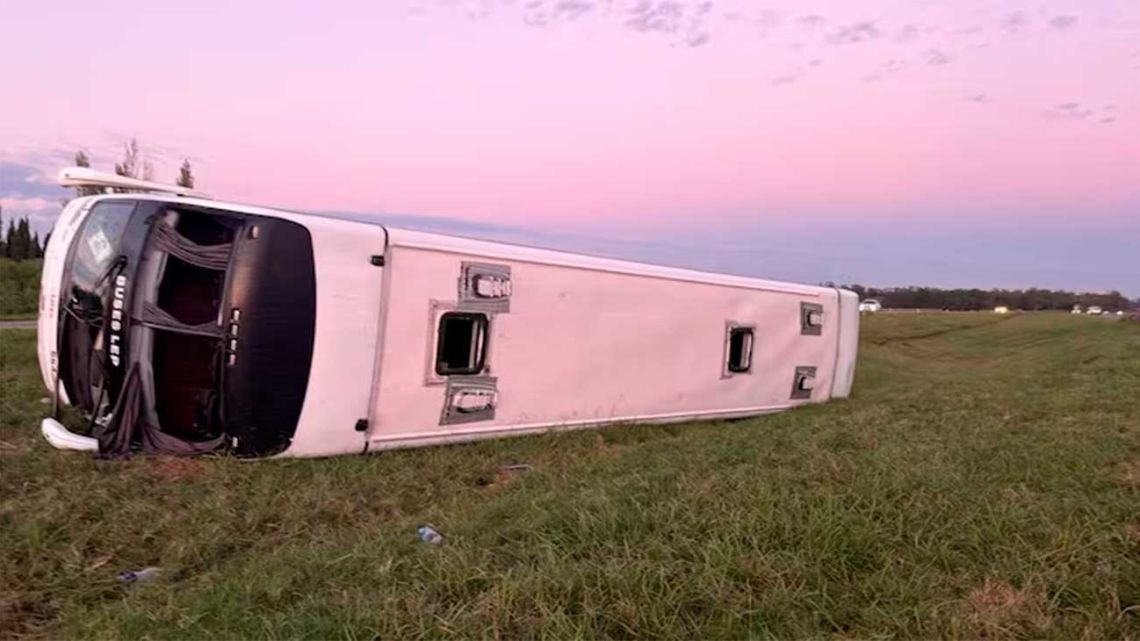 Accidente en la ruta 9: volcó un micro y hay más de 40 heridos