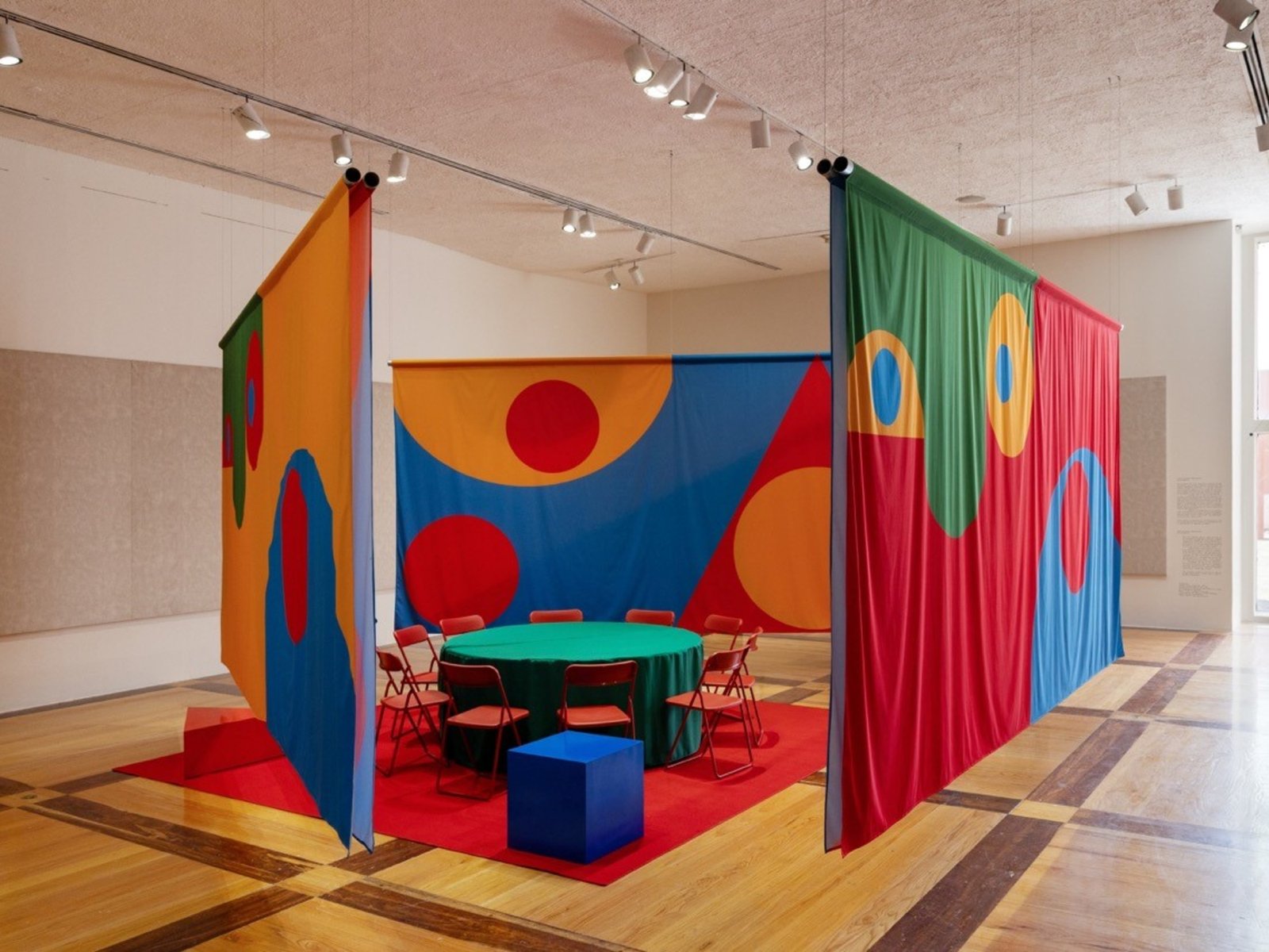 Ad Minoliti destaca y revitaliza la muestra por el 50° aniversario de la colección FEMSA en Monterrey