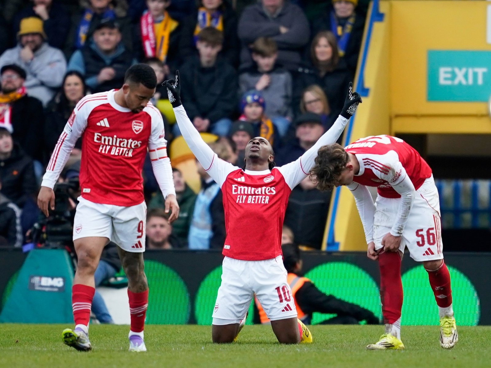 Arsenal sufrió para eliminar al humilde Mansfield Town, pero sigue en carrera y va por todo