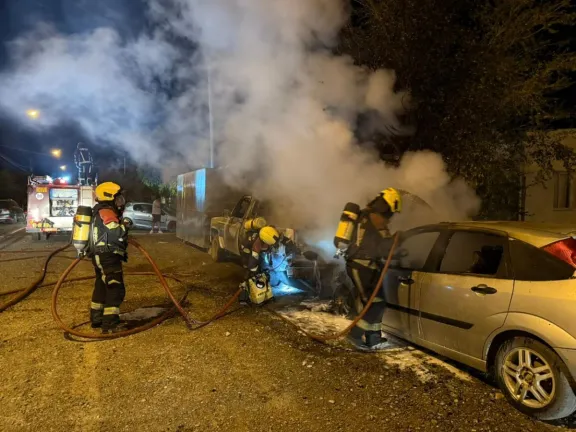 Autos incendiados, una escena que se repite en Rawson