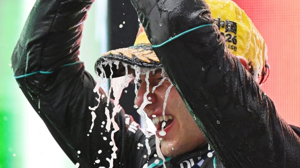 Chicos grandes en Shangai: Antonelli fue al champán por primera vez y Colapinto consiguió un puntito 2026