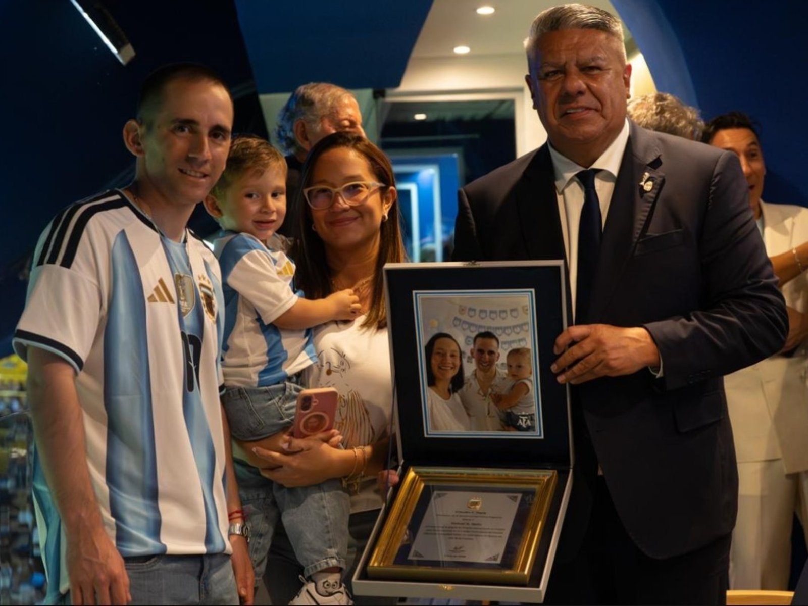 Chiqui Tapia le entregó una camiseta y una plaqueta a Nahuel Gallo en el entretiempo del amistoso de la Selección Argentina