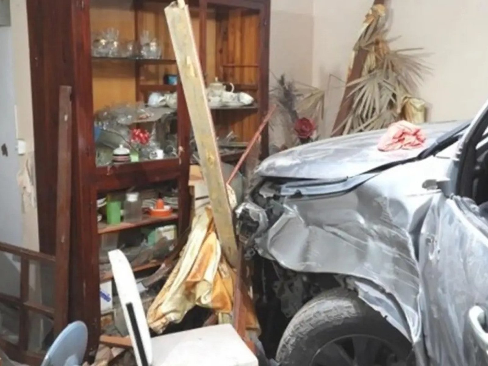 Chocó contra una casa para matar a su mujer y como sobrevivió la trató de ahorcar: quedó detenido