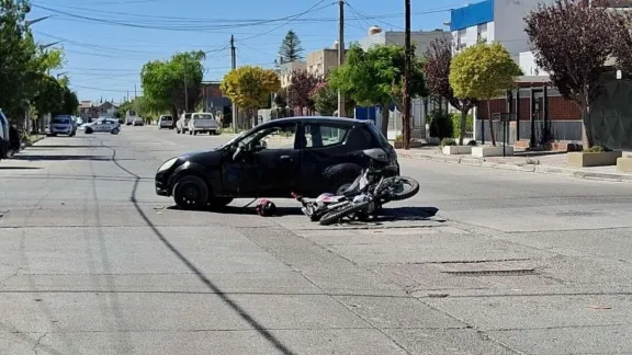 Colisión en Trelew: dos conductoras asistidas tras fuerte impacto