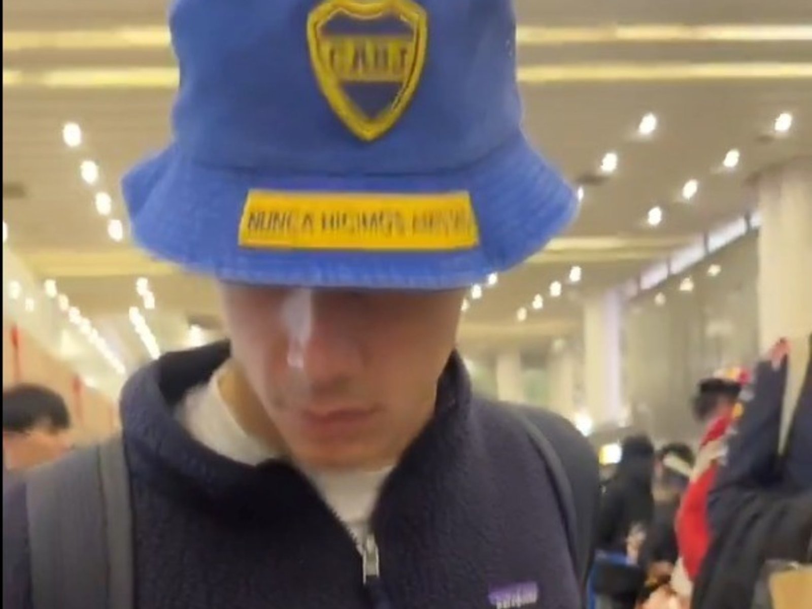 Con otro guiño a Boca, Colapinto llegó a China para enfocarse en el Gran Premio de Shanghai :: Olé