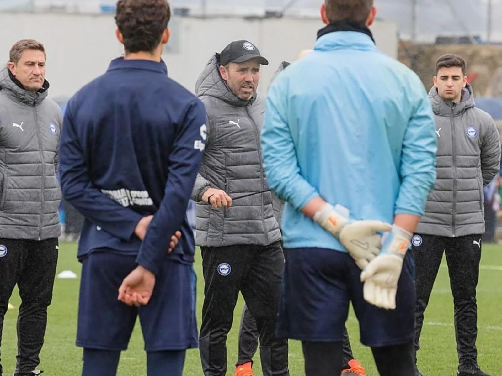 Coudet dirigió el entrenamiento de Alavés mientras negocia su salida rumbo a River y la prensa española no perdona: "No es lo ideal"