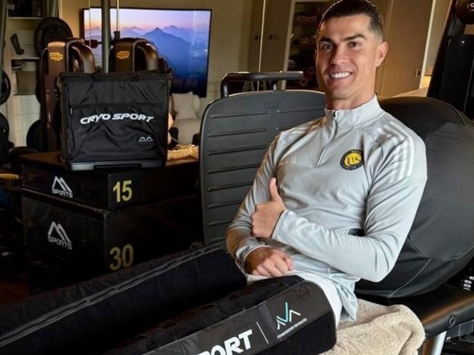 Cristiano Ronaldo se mostró sonriente y con una bota para tratar la lesión que sufrió con el Al-Nassr que pone en duda su participación en el Mundial