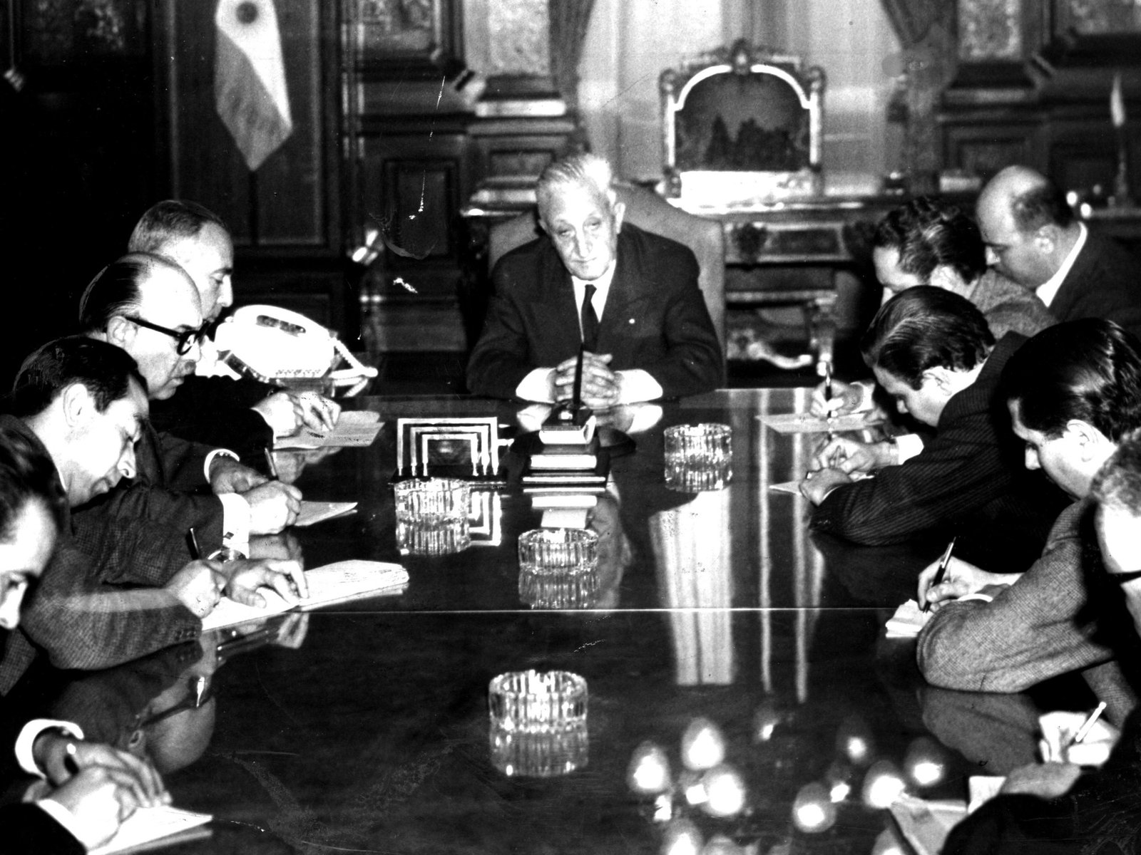 Cuando Illia buscó ordenar un mercado conflictivo