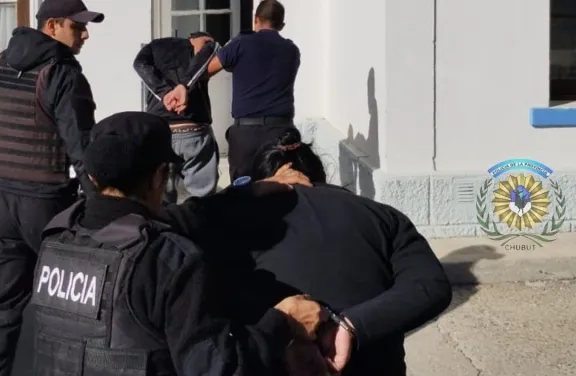 Detuvieron a dos personas por robar casi 400 mil pesos en productos