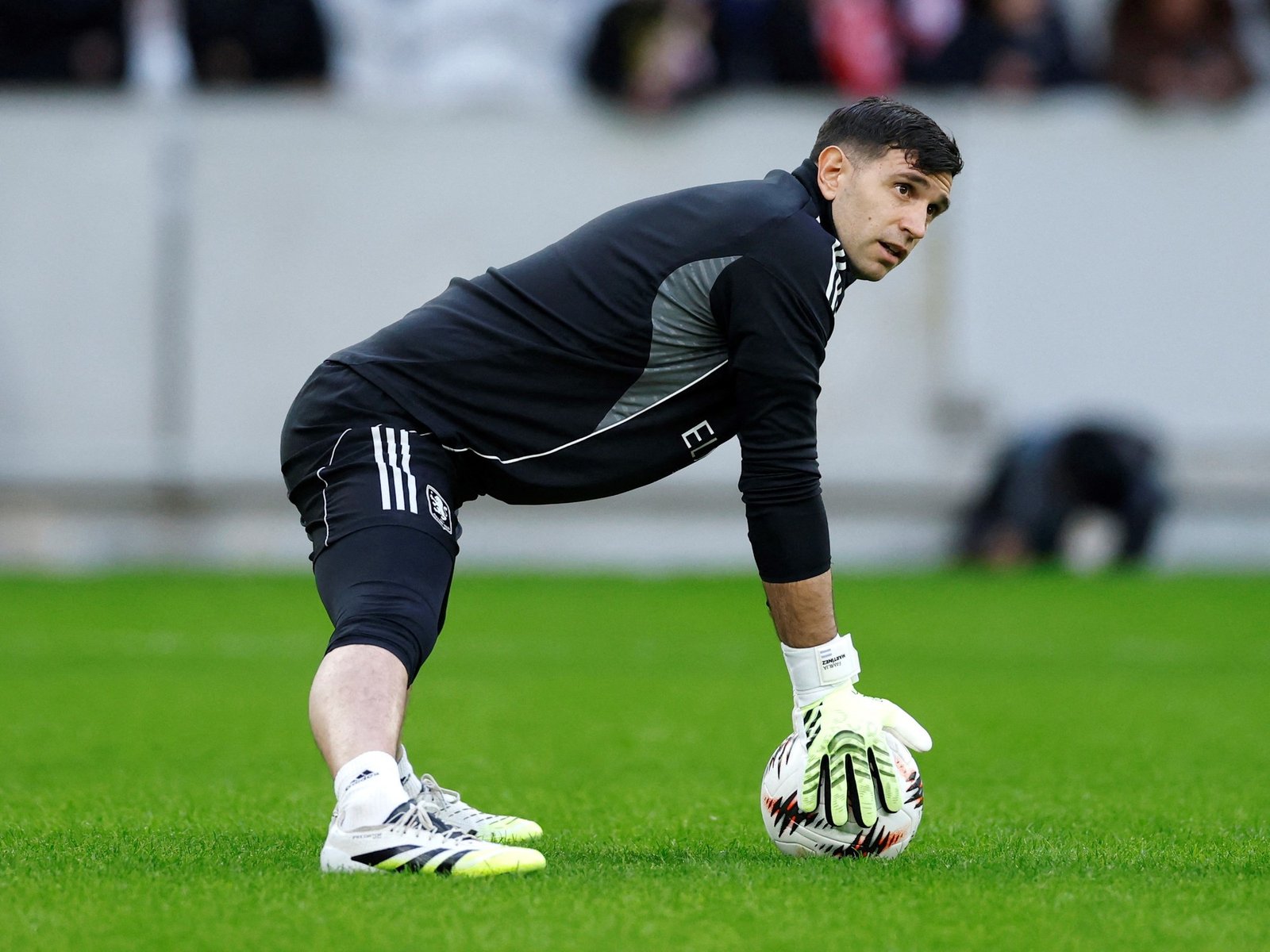 Dibu Martínez: silbado, insultado y hasta con una bandera en su contra de los hinchas franceses :: Olé
