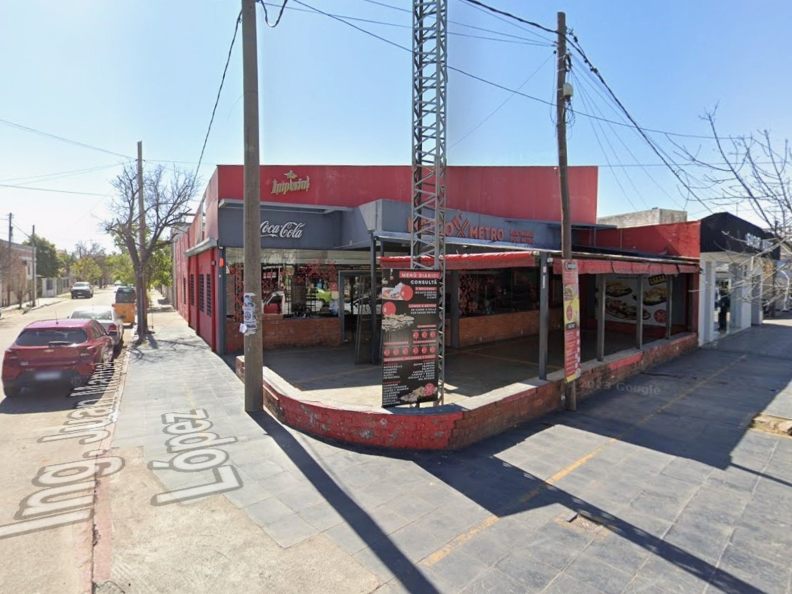 Dos trapitos se agarraron a piñas y terminaron a los tiros dentro de un restaurant: balearon a un policía