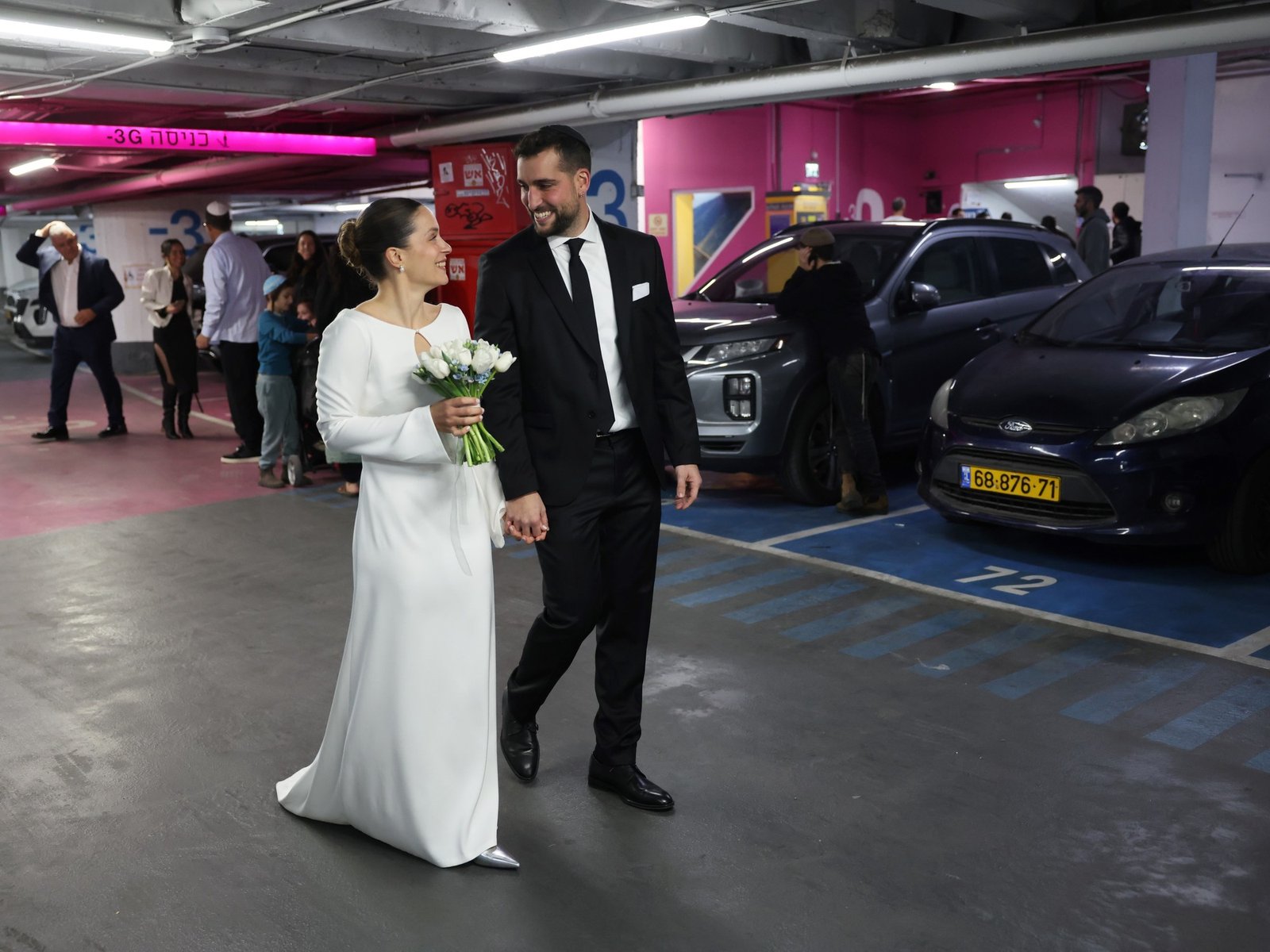 El argentino que vive en Israel y se casó en un refugio del cuarto subsuelo de un shopping, entre alarmas y sirenas por los misiles