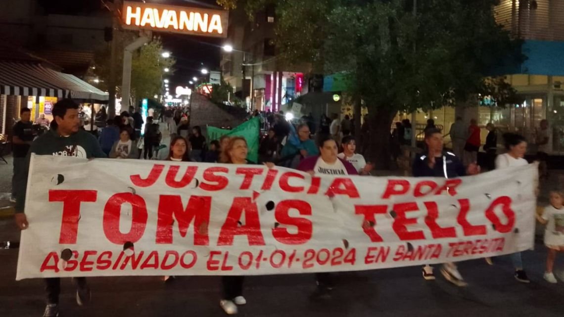 El encuentro entre las familias de Tomás Tello y Cristian Ruiz Vega en una marcha en Santa Teresita