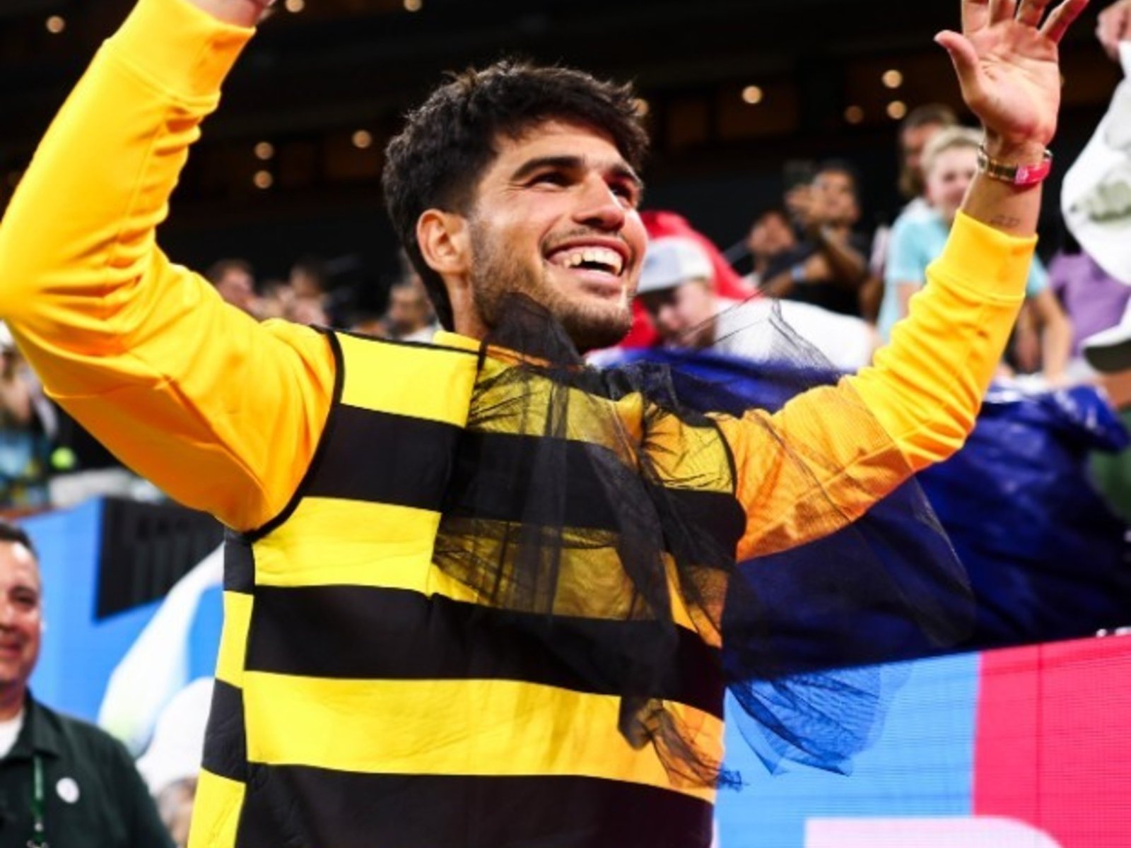 El increíble momento que protagonizó Carlos Alcaraz disfrazado de abeja en Indian Wells :: Olé