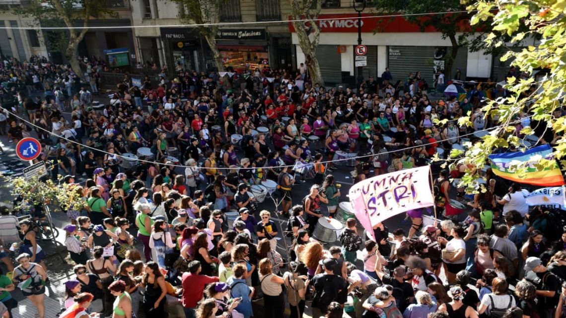 Encuesta: más del 70% cree que las tareas de cuidado recaen principalmente en las mujeres
